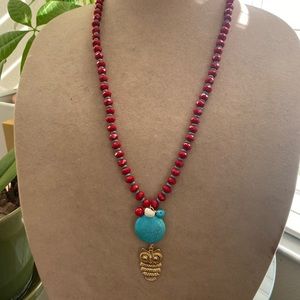 Juego de collar y zarcillos hecho con cristal rojo y turquesas